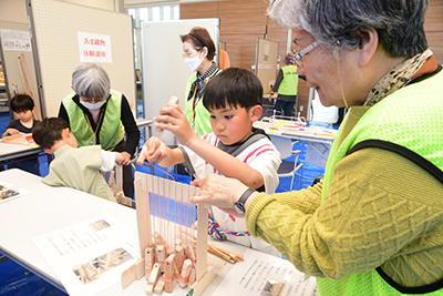 織物体験をする来場者