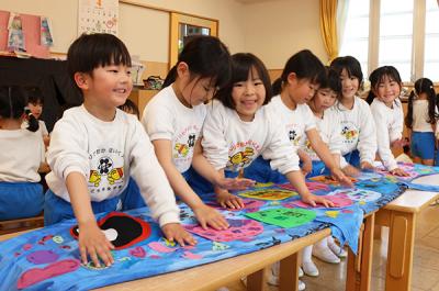 こいのぼりを飾り付ける園児たち