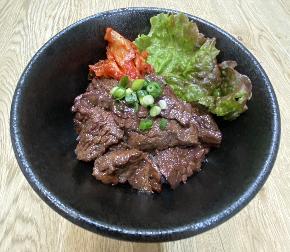 老舗焼肉店の直火焼きハラミ丼