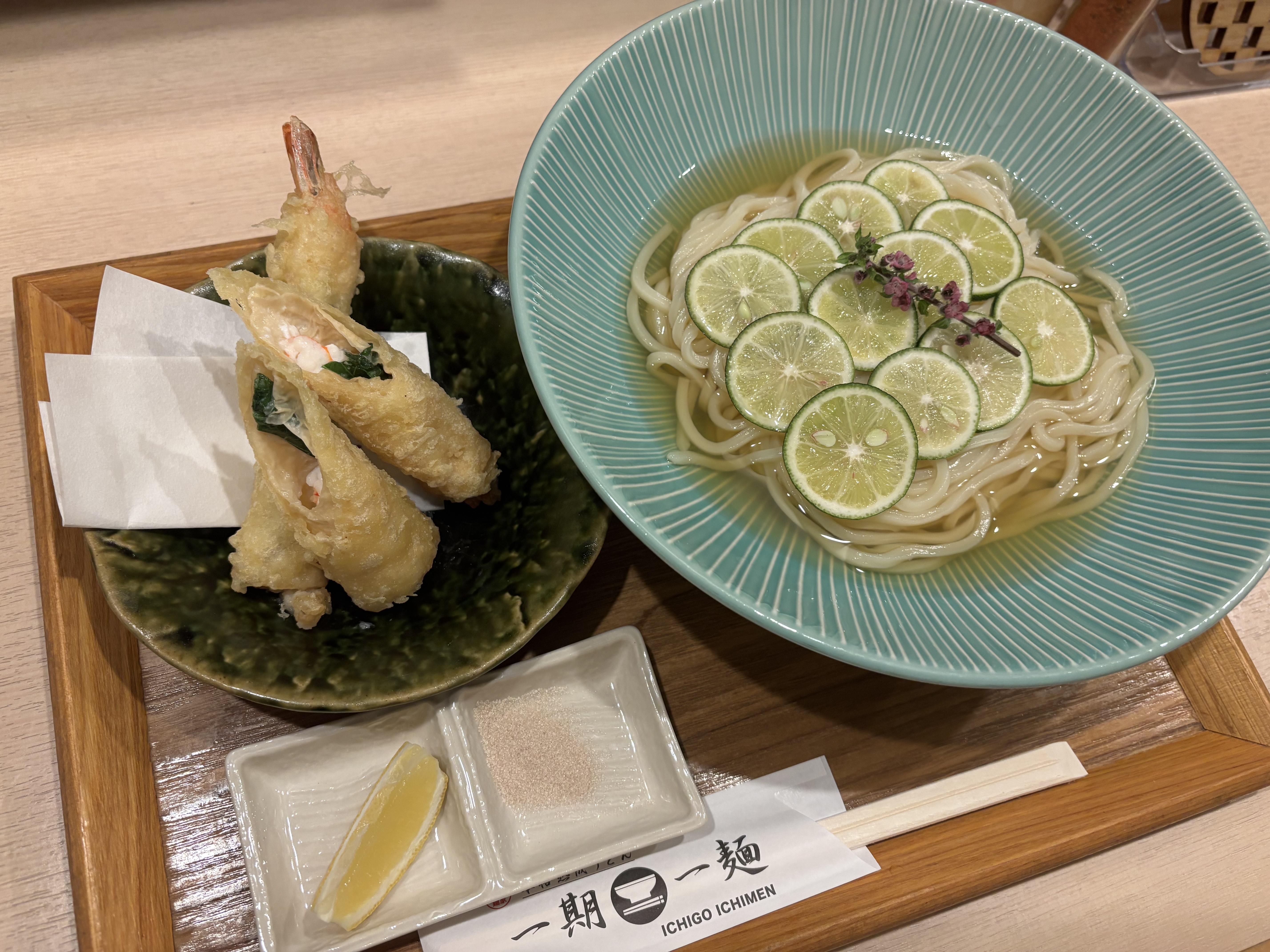 海老の湯葉巻き揚げとすだちの細打ち冷かけうどん