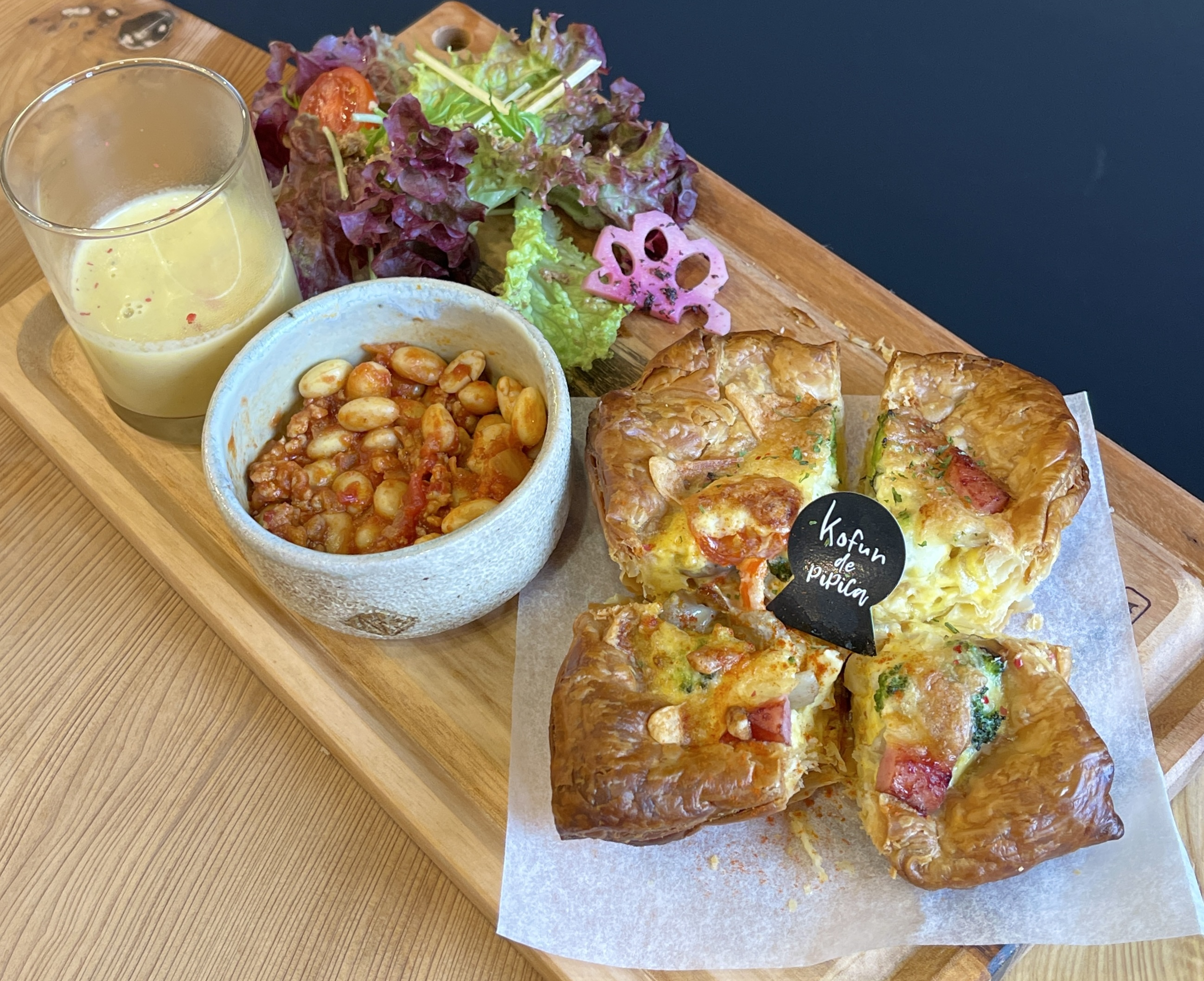 IRODORI野菜とソーセージ本日の焼きたてキッシュプレート