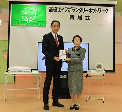 目録を手にする川端会長と濱田市長