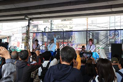 阪急高架下で行われたライブ