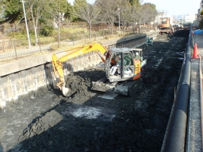 工事中の水路の画像