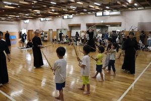 スポーツ体験教室で剣道の体験をする子どもたち