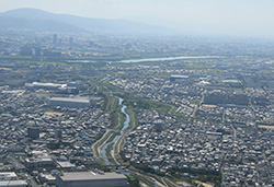 淀川に流れ込む芥川(空撮)