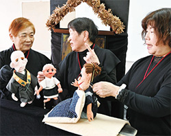 人形劇をする3人の女性