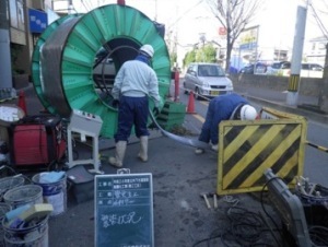 製管作業中の地上写真