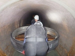 材料運搬中の下水管内部写真