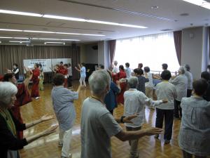 盆踊りを輪になって踊る