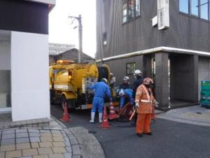 下水道管内部の清掃作業の写真