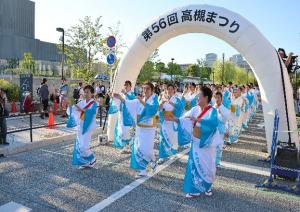 昨年の高槻まつりの様子　高槻音頭を踊る人々