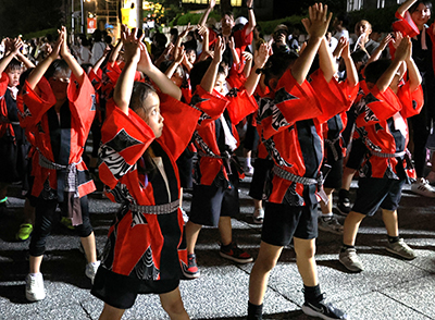 高槻ウェーブを踊る子ども