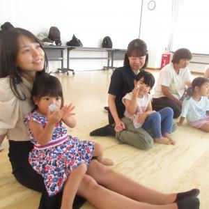 デジタル絵本を興味深く見つめる親子