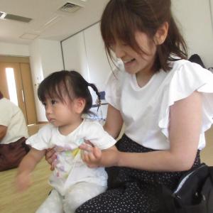 バッチをもらってうれしそうな子どもと母親