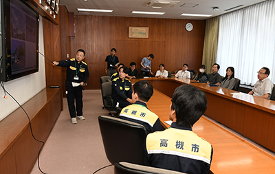 被災地での活動内容を濱田市長に報告する職員