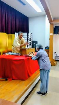 当選した人に商品を渡す様子