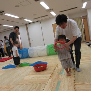 車のハンドルを持って走っているよ