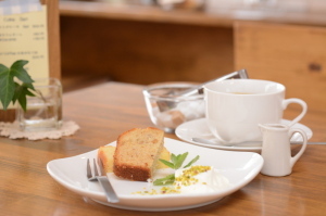 自慢のパウンドケーキとコーヒーの写真