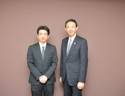 高岡社長（左）と濱田市長（右）の画像