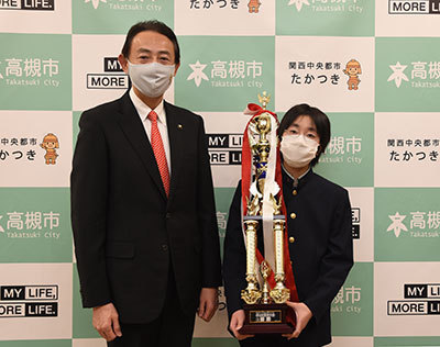 将棋全国大会優勝の小沼佳浬さんが表敬訪問の画像