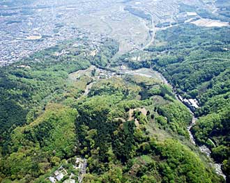 北側上空からみた芥川城跡の画像