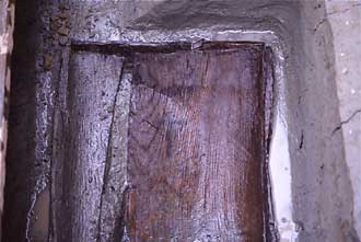 棺の蓋板に墨書された二支十字の画像