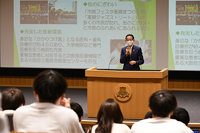 学生の前で講義をする濱田市長