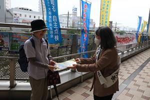 啓発物品を配布する保健所長