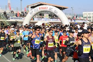 一斉にスタートするランナー