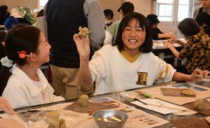 土器作りを楽しむ来場者