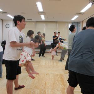 抱っこされてゆらゆら