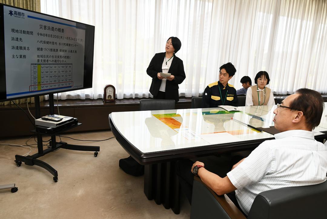濱田市長に派遣報告を行う職員
