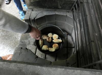 ダッチオーブンでパンを焼いている写真