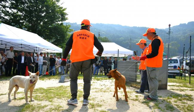 猟友会による有害鳥獣対策デモンストレーションの様子。猟犬の紹介も行いました。