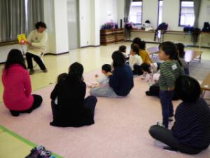 真上公民館　おはなし会の様子