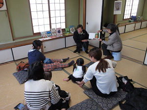真上公民館 おはなし会の様子