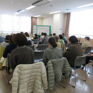 来場者が椅子に座って朗読会を聴いている様子。