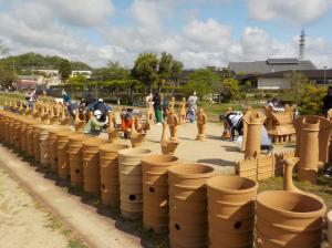 いましろ大王の杜クリーンアップの過去の埴輪を磨く作業風景の写真