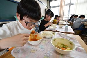 学校給食喫食の場面