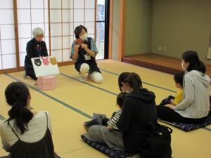 絵本の読みがたり、手遊びの様子