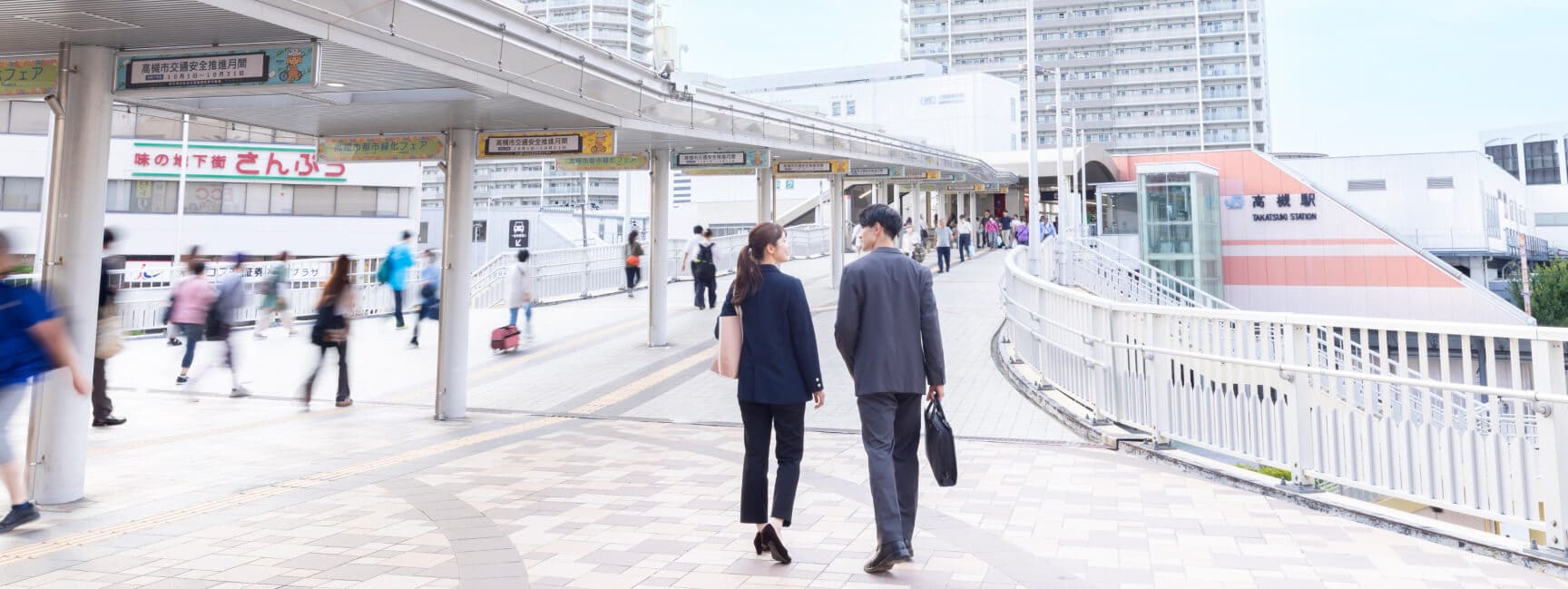 高槻駅へ向かう会社員