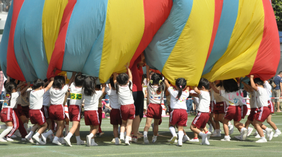 保育園で遊ぶ子どもたち