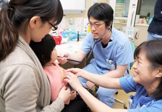 診察をする医師