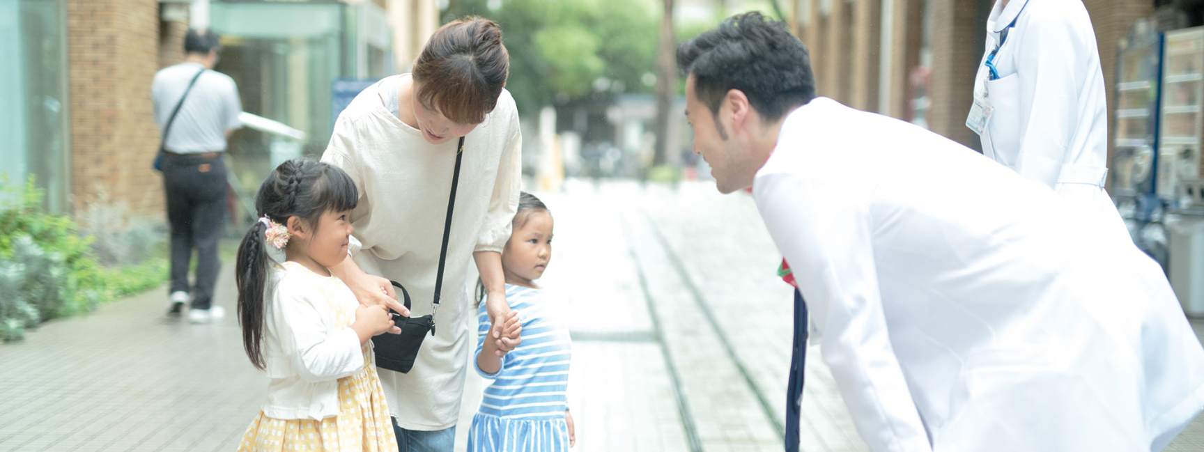 医師と話す家族