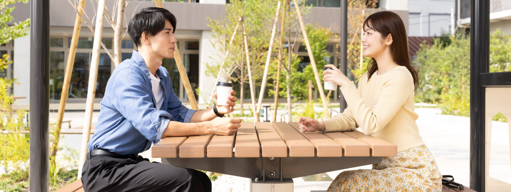 仲良く話す男女二人組