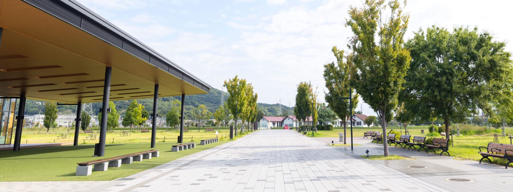 赤ちゃんを抱く家族の写真